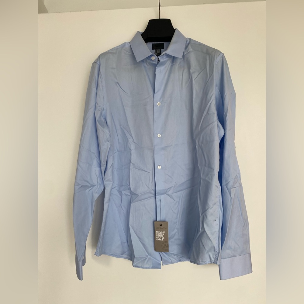 H&M men’s button down blue shirt. Size XL.